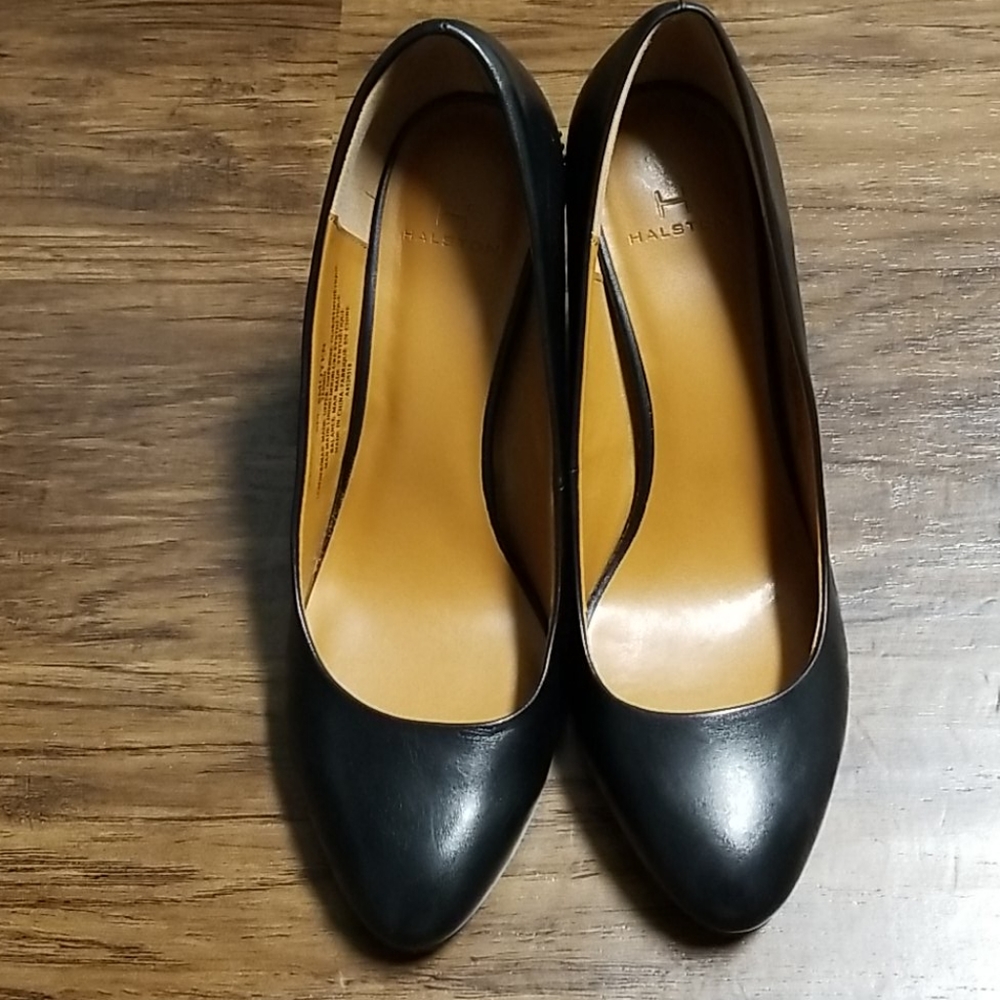 Halston Leather Pump